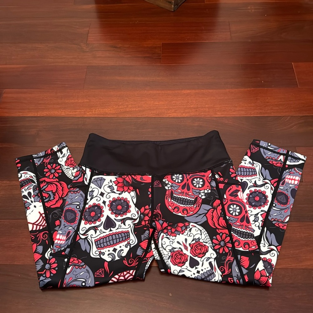 CVG NEW Capri Leggings Size Medium SKULLS
Constantly Varied Gear